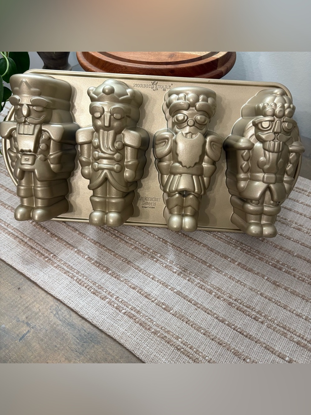 Williams Sonoma Nordicware Nutcracker Cakelet Pan nwot